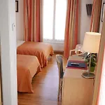 Aux Deux Sapins Hotel