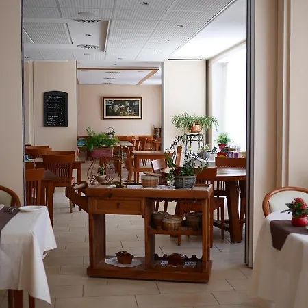 Aux Deux Sapins Hotell Montricher