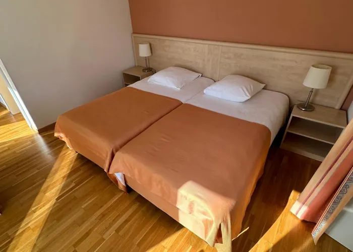 Aux Deux Sapins Hotel