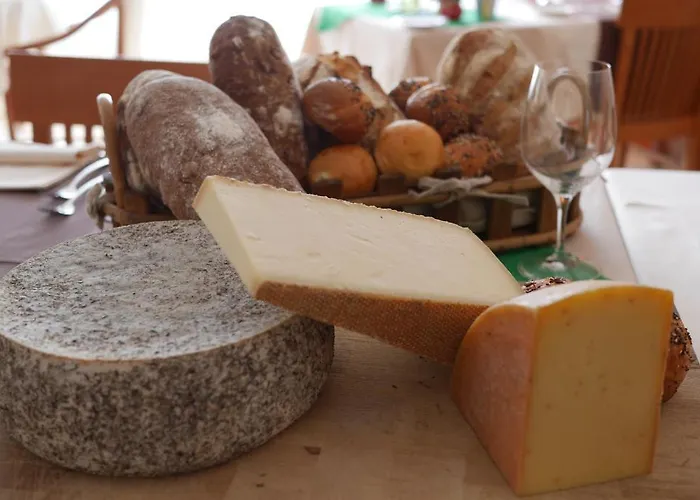 Отель Aux Deux Sapins 3*