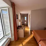 Aux Deux Sapins Hotel Montricher