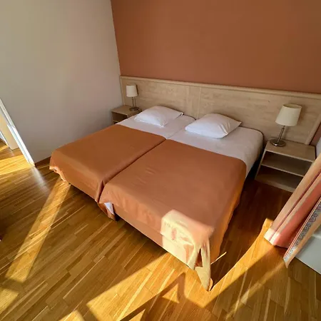 Aux Deux Sapins Hotel